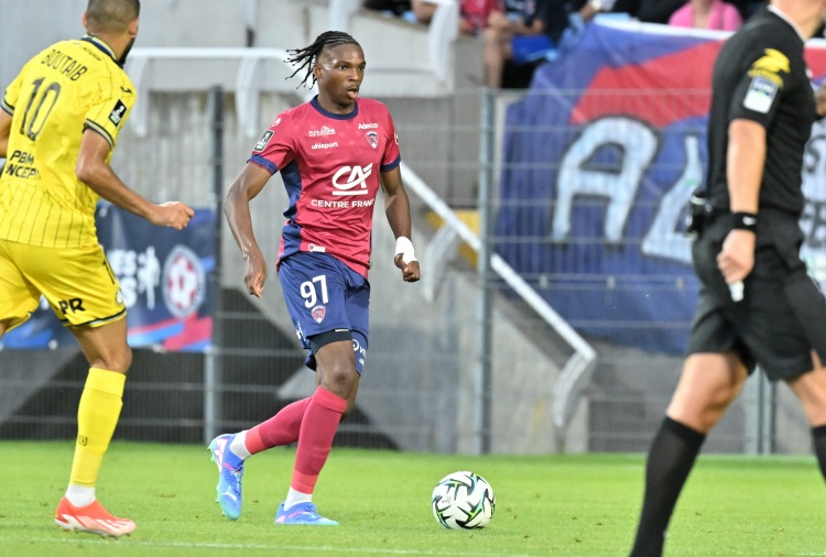 德天空:拜仁对雷恩中卫雅奎特感兴趣,不过球员高昂转会费是阻碍